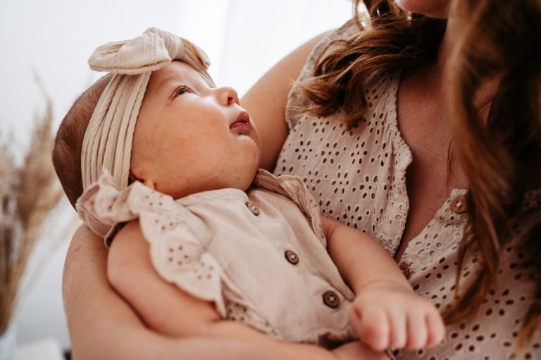 natürliche Babyfotos, Babyfotoshooting in Zwickau zu Hause, Newbornfotoshooting, Neugeborenenfotos
